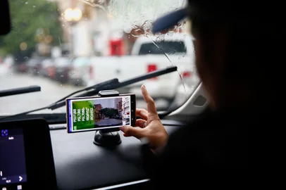 Porto Alegre, RS, BrasilGuarda municipal utiliza em carater de teste o aplicativo Orus para fiscalizar situação de veículos irregulares e roubados.Indexador: Jonathan Hgeckler<!-- NICAID(15749928) -->