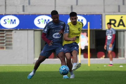 Caxias treina para enfrentar a Inter de Limeira. Volantes Pedro Cuiabá (E) e Marlon (D)<!-- NICAID(15493738) -->