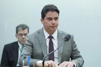 A Polícia Federal cumpriu nesta terça-feira (8) mandado de busca e apreensão no gabinete do deputado federal Júnior Mano (PSB/CE), em uma operação contra uma organização criminosa acusada de fraudes e desvio de recursos públicos no Ceará.<!-- NICAID(16075517) -->