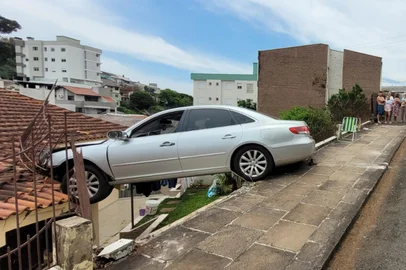 Grégori Brum / Divulgação Carro desgovernado invade residência em Erechim<!-- NICAID(16168120) -->