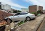 Carro desgovernado invade residência em Erechim 