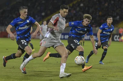 Huachipato's defender Leandro Diaz (L) and Argentine defender Renzo Malanca (R) fight for the ball with Estudiantes' midfielder Jose Ernesto Sosa (C) during the Copa Libertadores group stage first leg football match between Chile's Huachipato and Argentina's Estudiantes de La Plata at the Huachipato Stadium in Talcahuano, Chile, on April 3, 2024. (Photo by Guillermo SALGADO / AFP)Editoria: SPOLocal: TalcahuanoIndexador: GUILLERMO SALGADOSecao: soccerFonte: AFPFotógrafo: STR<!-- NICAID(15724878) -->