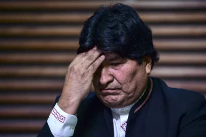 (ARQUIVOS) O ex-presidente da Bolívia Evo Morales gesticula durante entrevista coletiva em Buenos Aires, no dia 21 de fevereiro de 2020. Uma promotora boliviana informou no dia 16 de dezembro que solicitou o mandado de prisão do ex-presidente Evo Morales pelo escândalo do suposto abuso de menor de idade quando era presidente (2006-2019). (Foto de RONALDO SCHEMIDT/AFP)<!-- NICAID(15936981) -->