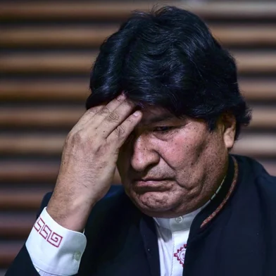 (ARQUIVOS) O ex-presidente da Bolívia Evo Morales gesticula durante entrevista coletiva em Buenos Aires, no dia 21 de fevereiro de 2020. Uma promotora boliviana informou no dia 16 de dezembro que solicitou o mandado de prisão do ex-presidente Evo Morales pelo escândalo do suposto abuso de menor de idade quando era presidente (2006-2019). (Foto de RONALDO SCHEMIDT/AFP)<!-- NICAID(15936981) -->