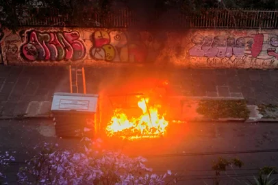 Felipe Kroth / Agencia RBS Pelo menos quatro contêineres de lixo foram incendiados no bairro Cidade Baixa, em Porto Alegre, na manhã desta sexta-feira (7). Uma câmera de segurança flagrou a ação de um suspeito na Rua Lopo Gonçalves, pouco depois das 5h. Na imagem, é possível ver o homem de roupas pretas chegando próximo do contêiner e colocando parte do corpo dentro do equipamento. Ele sai do local e, em alguns segundos, o fogo começa.<!-- NICAID(16162693) -->
