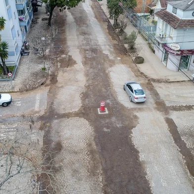 CAXIAS DO SUL, RS, BRASIL, 22/07/2025. Obras na Rua Dr. Montaury em Caxias Do Sul. (Neimar De Cesero/Agência RBS)<!-- NICAID(16085402) -->