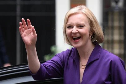 New Conservative Party leader and incoming prime minister Liz Truss smiles and waves as she arrives at Conservative Party Headquarters in central London having been announced the winner of the Conservative Party leadership contest at an event in central London on September 5, 2022. - Truss is the UK's third female prime minister following Theresa May and Margaret Thatcher. The 47-year-old has consistently enjoyed overwhelming support over 42-year-old Sunak in polling of the estimated 200,000 Tory members who were eligible to vote. (Photo by Daniel LEAL / AFP)<!-- NICAID(15197816) -->