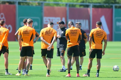 O técnico Eduardo Coudet comanda seu primeiro treino da pré-temporada do Inter no CT Parque Gigante.<!-- NICAID(15651080) -->