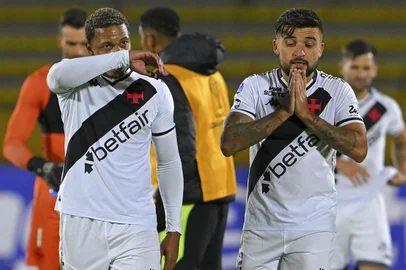 Vasco da Gama's forward #07 David and Vasco da Gama's defender #12 Victor Luis gesture at the end of the Copa Sudamericana knockout round play-off football match between Ecuador's Independiente del Valle and Brazil's Vasco da Gama at the Olimpico Atahualpa stadium in Quito on July 15, 2025. (Photo by Rodrigo BUENDIA / AFP)<!-- NICAID(16082388) -->