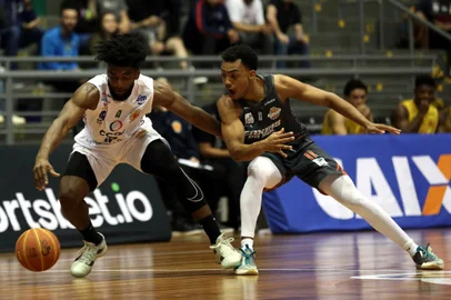 CAXIAS DO SUL, RS, BRASIL, 17/11/2024. Caxias do Sul Basquete x São José, jogo válido pela oitava rodada do Novo Basquete Brasil - NBB 2023/2024 - realizado no ginásio do Sesi. (Porthus Junior/Agência RBS)<!-- NICAID(15601266) -->