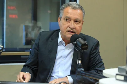 PORTO ALEGRE, RS, BRASIL, 10/06/2025- Ministro Rui Costa e deputado Paulo Pimenta no estúdio rádio Gaúcha falando sobre investimentos no Rio Grande do Sul. Foto: Ronaldo Bernardi / Agencia RBS<!-- NICAID(16056082) -->