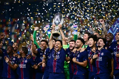 Paris Saint-Germain's Brazilian defender #05 Marquinhos lifts the trophy as Paris Saint-Germain celebrate winning the 2025 UEFA Super Cup final football match between Paris Saint-Germain (FRA) and Tottenham Hotspur FC (ENG) at the Friuli stadium, in Udine, on August 13, 2025. (Photo by Marco BERTORELLO / AFP)Editoria: SPOLocal: UdineIndexador: MARCO BERTORELLOSecao: soccerFonte: AFPFotógrafo: STF<!-- NICAID(16101129) -->