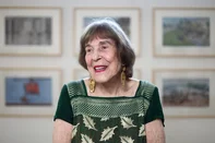 PORTO ALEGRE, RS, BRASIL, 19-12-2025: A artista plástica Zoravia Bettiol está completando 90 anos, dos quais mais de 70 foram dedicados à arte. Foto: Bruno Todeschini/Agência RBS<!-- NICAID(16192456) -->