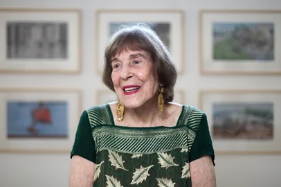 PORTO ALEGRE, RS, BRASIL, 19-12-2025: A artista plástica Zoravia Bettiol está completando 90 anos, dos quais mais de 70 foram dedicados à arte. Foto: Bruno Todeschini/Agência RBS<!-- NICAID(16192456) -->