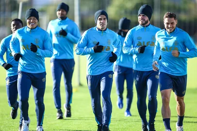 RS - FUTEBOL/ TREINO GREMIO 2025 - ESPORTES - Jogadores do Gremio realizam treino fisico durante a tarde desta segunda-feira, no CT Luiz Carvalho, na preparaÃ§Ã£o para a partida valida pelo Campeonato Brasileiro 2025. FOTO: LUCAS UEBEL/GREMIO FBPA<!-- NICAID(16065747) -->