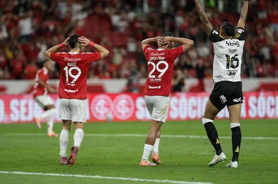 PORTO ALEGRE, RS, BRASIL - 02-11-2025: Internacional enfrenta o Atlético-MG pela 31ª rodada do Campeonato Brasileiro, no Estádio Beira-Rio, em Porto Alegre. Foto: Renan Mattos/Agência RBS.<!-- NICAID(16159082) -->