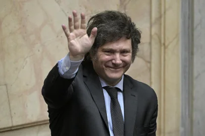 Argentina's President-elect Javier Milei waves during a session at the Argentine Congress in Buenos Aires on November 29, 2023, where he is officially declared the winners of the runoff election. Milei, a 53-year-old political outsider, stormed to victory in elections 10 days ago pledging to ditch the peso for the US dollar and "dynamite" the central bank as ways of dealing with Argentina's long-running economic malaise. On Wednesday, he warned of months of "stagflation" -- inflation coupled with economic stagnation -- ahead. (Photo by JUAN MABROMATA / AFP)Editoria: POLLocal: Buenos AiresIndexador: JUAN MABROMATASecao: electionFonte: AFPFotógrafo: STF<!-- NICAID(15620946) -->