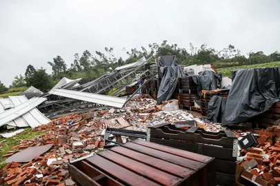 FLORES DA CUNHA, RS, BRASIL, 09/12/2025. Alfredo Chaves contabiliza prejuízos após a passagem do ciclone tropical, que afetou áreas urbanas e rurais do município. (Neimar De Cesero/Agência RBS)Indexador: Neimar De Cesero<!-- NICAID(16183216) -->