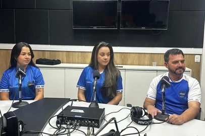 União Forquetense Feminino: Ricardo Mattos (Coordenador Geral) e as jogadoras Elisandra de Moraes e Karoline Neves<!-- NICAID(16268640) -->