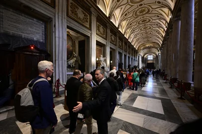 People queue to visit the tomb of Pope Francis on the first day of its opening to the public in Santa Maria Maggiore basilica in Rome on April 27, 2025. (Photo by Tiziana FABI / AFP)<!-- NICAID(16025198) -->