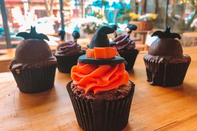 Cupcakes, Charlie Brownie, Halloween, Dia das Bruxas, Destemperados <!-- NICAID(14926708) -->