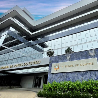 A fachada do prédio-sede do Tribunal de Contas do Estado do Rio Grande do Sul (TCE-RS), localizado na Rua Sete de Setembro, 388, no Centro Histórico de Porto Alegre.<!-- NICAID(16358824) -->