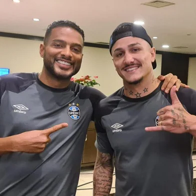 Reinaldo e Vina na concentração do Grêmio<!-- NICAID(15440231) -->
