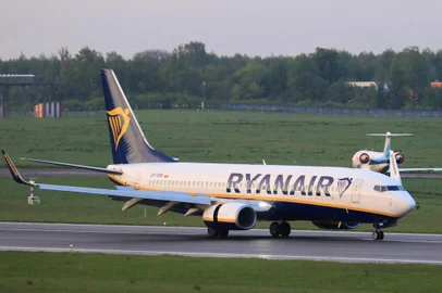 A photo taken on May 23, 2021 shows a Boeing 737-8AS Ryanair passenger plane (flight FR4978, SP-RSM) from Athens, Greece, that was intercepted and diverted to Minsk on the same day by Belarus authorities, landing at the airport in Vilnius, its initial destination. - European Union leaders will discuss toughening their sanctions regime against Belarus on May 24 at their planned summit, after Minsk diverted the Ryanair passenger flight flying from Athens to Vilnius and arrested Belarusian opposition activist Roman Protasevich. (Photo by PETRAS MALUKAS / AFP)Editoria: FINLocal: VilniusIndexador: PETRAS MALUKASSecao: air transportFonte: AFPFotógrafo: STR<!-- NICAID(14790596) -->