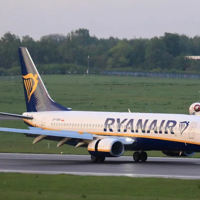 A photo taken on May 23, 2021 shows a Boeing 737-8AS Ryanair passenger plane (flight FR4978, SP-RSM) from Athens, Greece, that was intercepted and diverted to Minsk on the same day by Belarus authorities, landing at the airport in Vilnius, its initial destination. - European Union leaders will discuss toughening their sanctions regime against Belarus on May 24 at their planned summit, after Minsk diverted the Ryanair passenger flight flying from Athens to Vilnius and arrested Belarusian opposition activist Roman Protasevich. (Photo by PETRAS MALUKAS / AFP)Editoria: FINLocal: VilniusIndexador: PETRAS MALUKASSecao: air transportFonte: AFPFotógrafo: STR<!-- NICAID(14790596) -->
