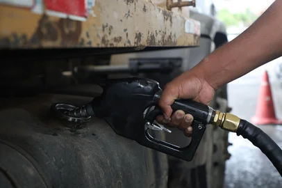 O preço da gasolina comum voltou a subir em Caxias do Sul. Pesquisa realizada na manhã de ontem em 12 postos da cidade apontou que o litro do combustível já chega a R$ 6,49 em alguns estabelecimentos. Na média dos locais pesquisados, o preço do litro está em R$ 6,36.<!-- NICAID(16242937) -->