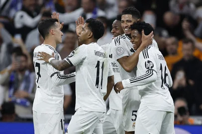 Real Madrid's Brazilian forward #16 Endrick (R) celebrates with teammates scoring his team's first goal during the Spanish Copa del Rey (King's Cup) semi-final second leg football match between Real Madrid CF and Real Sociedad at the Santiago Bernabeu stadium in Madrid on April 1, 2025. (Photo by OSCAR DEL POZO / AFP)<!-- NICAID(16008046) -->