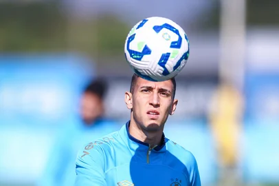 RS - FUTEBOL/ TREINO GREMIO 2025 - ESPORTES - Jogadores do Gremio realizam treino tÃ©cnico durante a manha deste sabado, no CT Luiz Carvalho, na preparaÃ§Ã£o para a partida valida pelo Campeonato Brasileiro 2025. FOTO: LUCAS UEBEL/GREMIO FBPA<!-- NICAID(16041466) -->