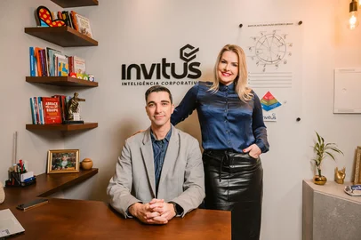 Os sócios da Invitus Inteligência Corporativa, Carine Gründmann (CEO) e Bruno V. Aguiar dos Santos (diretor), projetam dobrar a receita da empresa em 2026.<!-- NICAID(16080370) -->
