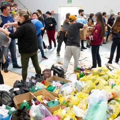A Organização Não Governamental (ONG) Parceiros Voluntários irá celebrar nesta quinta-feira (11) seus 25 anos de atividades em Caxias do Sul. Uma cerimônia comemorativa para convidados será realizada no auditório da Câmara de Indústria, Comércio e Serviços (CIC), a partir das 18h, com apresentação do coral do Instituto da Audiovisão de Caxias do Sul (INAV), homenagens, além de depoimentos de voluntários, empresas mantenedoras e estudantes. Inicialmente marcado para maio, o encontro foi adiado devido à enchente que atingiu o Rio Grande do Sul. A organização prevê a participação de aproximadamente cem pessoas.<!-- NICAID(15810580) -->