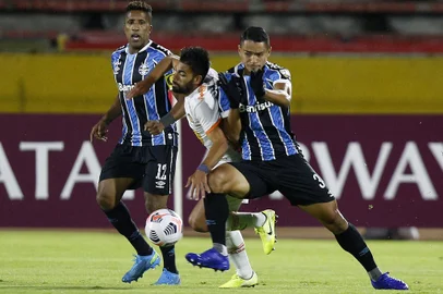 Brazil's Gremio Bruno Cortes (L) and Darlan Mendes (R) vie for the ball with Peru's Ayacucho, Uruguayan Leandro Sosa (C) during their Copa Libertadores football tournament second round match at the Atahualpa Olympic Stadium in Quito on March 16, 2021. (Photo by Santiago Arcos / POOL / AFP)Editoria: SPOLocal: QuitoIndexador: SANTIAGO ARCOSSecao: soccerFonte: POOLFotógrafo: STR<!-- NICAID(14736574) -->