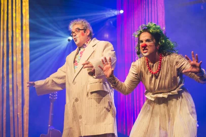 O espetáculo O Museu Desmiolado será a próxima atração do projeto Téti – Teatro em Família, em Caxias do Sul. Inspirado no livro homônimo de Alexandre Brito, a montagem une poesia, música ao vivo e palhaçaria em uma jornada lúdica por um museu cheio de histórias curiosas. A apresentação acontece neste sábado (02), às 16h, no Teatro do Sesc Caxias. <!-- NICAID(16089959) -->