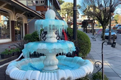 Água do chafariz em frente de loja de perfume, em  Gramado, congela<!-- NICAID(16066078) -->