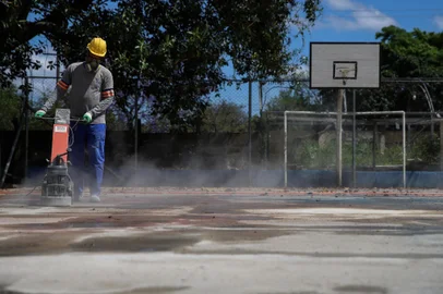Escola Municipal de Educação Básica Liberato Salzano Vieira da Cunha, no bairro Sarandi, que é a maior escola da rede municipal de Porto Alegre. A instituição foi muito atingida pela enchente e está em obras. A direção fez um trabalho muito importante de mapeamento dos estudantes durante a enchente.<!-- NICAID(15892045) -->