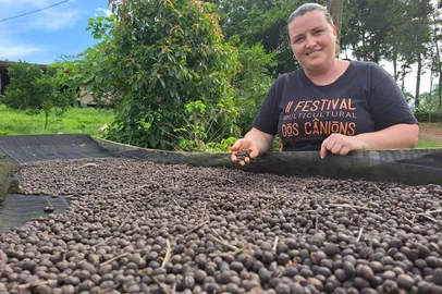 Tatiani Vargas Hendler, 37 anos, produtora de café em Torres, no Litoral Norte. Reportagem sobre café no Rio Grande do Sul feita em novembro de 2025.<!-- NICAID(16173233) -->