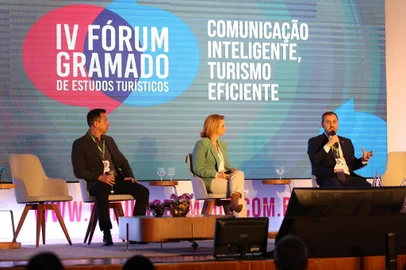 O último dia do 4º Fórum Gramado de Estudos Turísticos concentrou debates turismo de inverno, segurança pública, novos mercados e Carnaval. Um dos destaques do fim da programação foi o painel "A Segurança Pública nos Destinos Turísticos"O debate tratou sobre a integração e investimento tecnológico das forças de segurança, com a participação do secretário de Segurança Pública do Estado do RS, Sandro Caron de Moraes, e o diretor geral da Polícia Federal, Andrei Augusto Passos Rodrigues. A mediação foi da jornalista do Grupo RBS Shirlei Paravisi.<!-- NICAID(15514495) -->