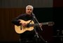Caetano Veloso anuncia novo single e fãs especulam parceria com Billie Eilish