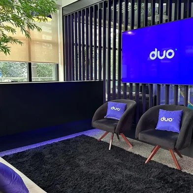 Cresce ainda mais o conjunto de negócios de comunicação Grupo Duo&Co, fundado por João Brognoli no início de 2023 a partir da empresa Duo Studio, de Caxias do Sul. Ao todo, já soma seis aquisições, sendo três apenas neste ano.A compra mais recente foi a da Box Martech, agência do Paraná especializada em e-commerce, por cerca de R$ 1 milhão. <!-- NICAID(15822720) -->