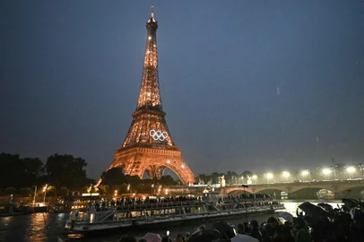 US' delegation sail in a boat along the river Seine during the opening ceremony of the Paris 2024 Olympic Games in Paris on July 26, 2024, as the Eiffel Tower is seen in the background. (Photo by Paul ELLIS / AFP)Editoria: SPOLocal: ParisIndexador: PAUL ELLISSecao: sports eventFonte: AFPFotógrafo: STF<!-- NICAID(15824116) -->