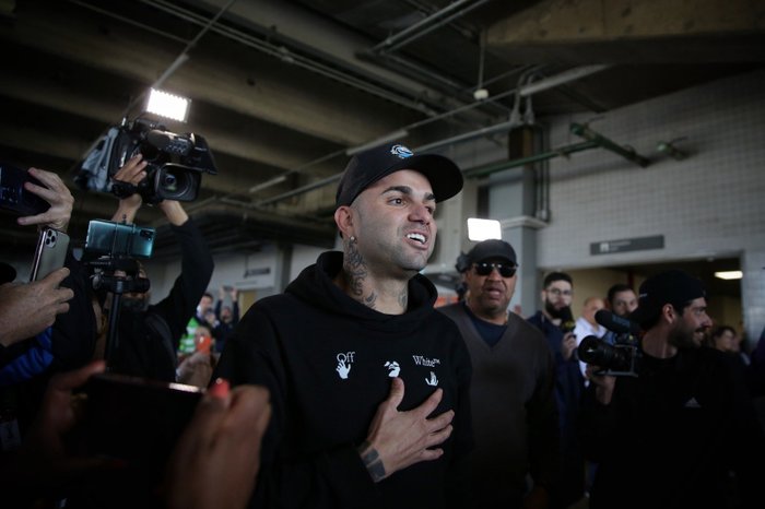 Luan chega a Porto Alegre e recebe festa da torcida do Grêmio