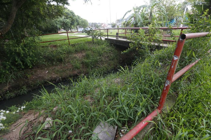 Proteção do Arroio Capivara, no Guarujá, tem partes quebradas