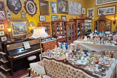 Feira de antiguidades Jonathan Franco<!-- NICAID(16342320) -->