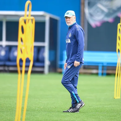 RS - FUTEBOL/ TREINO GREMIO 2025 - ESPORTES - Jogadores do Gremio realizam treino tÃ©cnico durante a manha desta terca-feira, no CT Luiz Carvalho, na preparaÃ§Ã£o para a partida valida pelo Campeonato Brasileiro 2025. Na foto, Mano Menezes. FOTO: LUCAS UEBEL/GREMIO FBPA<!-- NICAID(16125975) -->