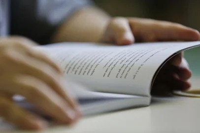 PORTO ALEGRE, RS, BRASIL, 27-11-2017: Apenada durante momento de leitura na biblioteca do Presídio Estadual Madre Pelletier, em Porto Alegre. Detentos podem ter o tempo de pena diminuído por conta do estudo e da leitura. No entanto, a remição de pena pela leitura ainda não está regulamentada no RS. (Foto: Mateus Bruxel / Agência RBS)<!-- NICAID(13293284) -->