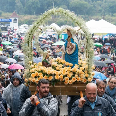 Mais de 50 mil devotos participam das celebrações de Nossa Senhora de Caravaggio em Canela <!-- NICAID(16046087) -->