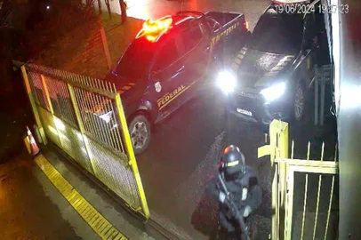 VÍDEO: Câmeras flagram ação de criminosos em assalto a carro forte próximo ao aeroporto de Caxias do Sul<!-- NICAID(15793287) -->